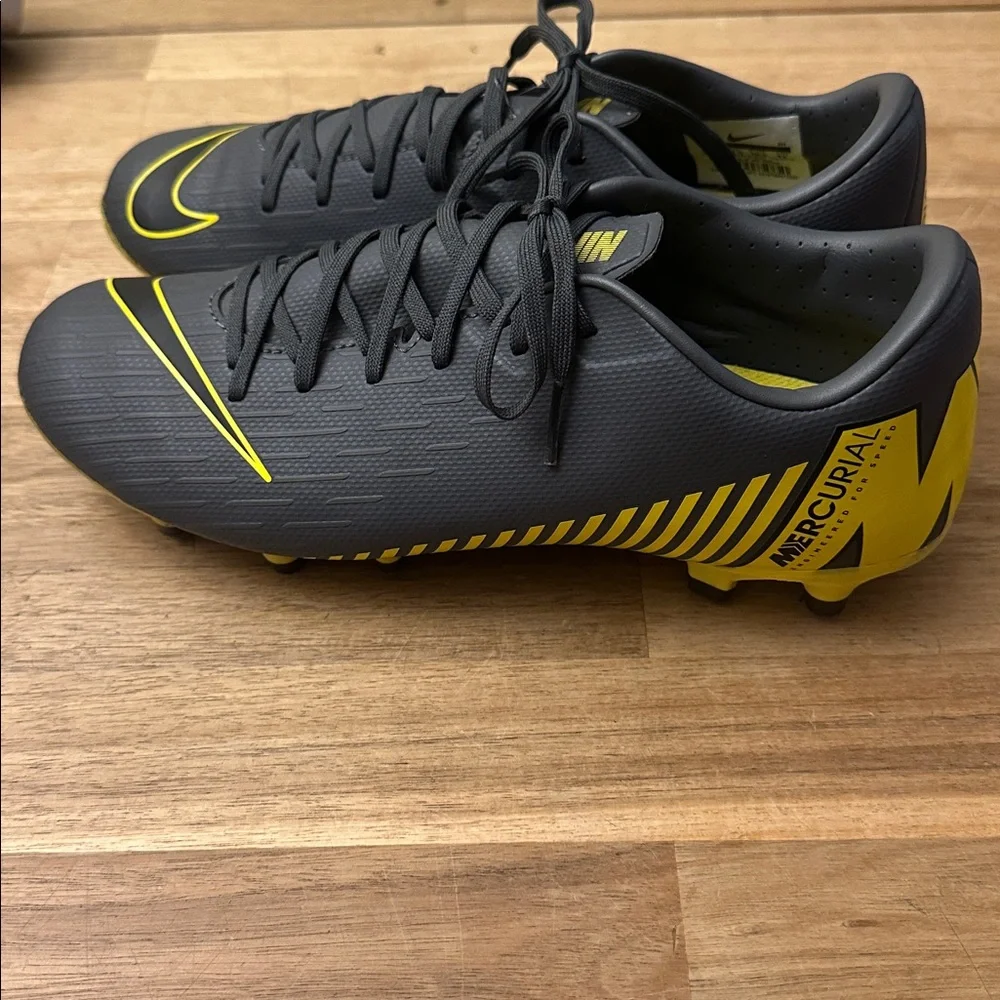 NIKE Mercurial Vapor 12 Club soccer cleats